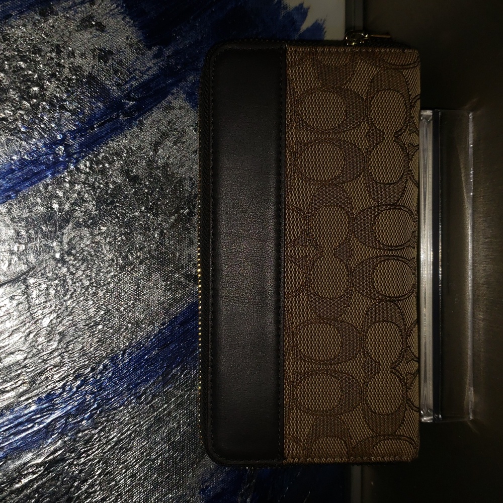 Coach Signature Longwallet NWT - Picture 3 of 8